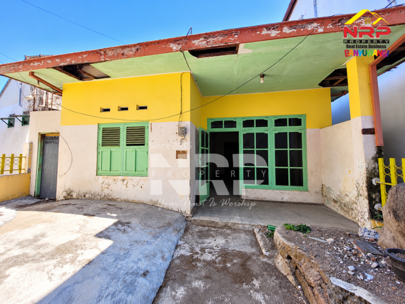  Dijual Tanah dan Bangunan di Penganjuran Banyuwangi, Dekat simpang lima  Dijual Tanah dan Bangunan di Penganjuran Banyuwangi, Dekat simpang lima &nbsp;Dijual Tanah dan Bangunan di Penganjuran Banyuwangi, Dekat simpang lima
BUKAN RUMAHNYA YANG DIJUAL, TAPI VALUE TANAH & LOKASINYA!
Aksesnya gang, NRP BANYUWANGI