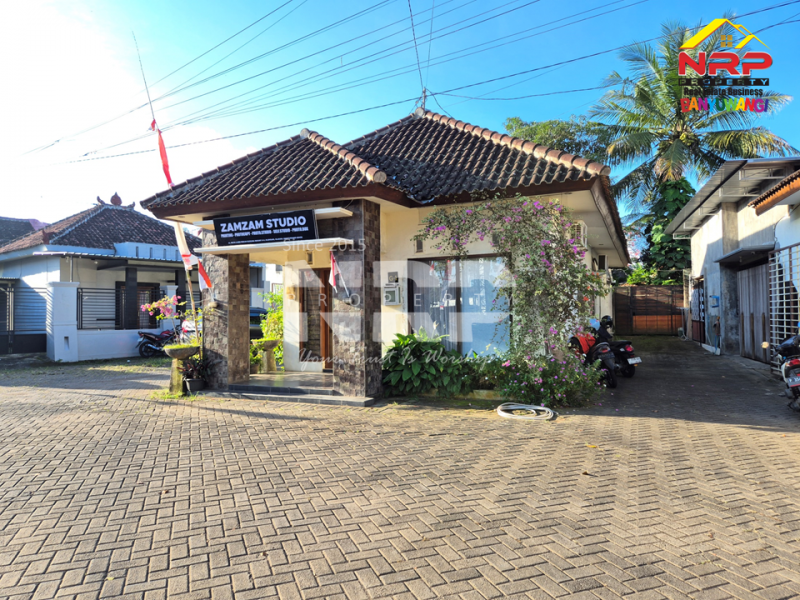 Rasakan sensasi tinggal di vila, tapi tetap hangat seperti rumah Jual perumahan semi vila di Kusuma Resort Banyuwangi Glagah ???? Rasakan sensasi tinggal di vila, tapi tetap hangat seperti rumah
Perum Kusuma Resort menghadirkan hunian semi vila dengan suasana hijau, udara segar, dan NRP BANYUWANGI