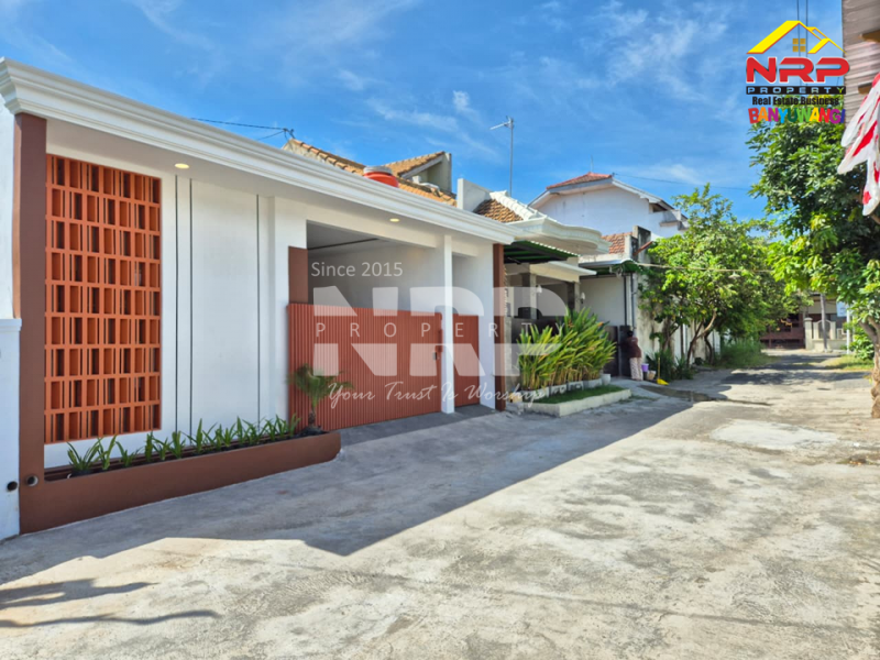  Tampil modern dengan sentuhan elegan, rumah minimalis estetik ini siap jadi inspirasi hunian impian kamuu.  Dijual rumah minimales dan elegan di Pusat Kota Banyuwangi Free Biaya Baliknama dan Pajak  Tampil modern dengan sentuhan elegan, rumah minimalis estetik ini siap jadi inspirasi hunian impian kamuu.&nbsp;
Lokasi sangat strategis di belakang Kampus NRP BANYUWANGI