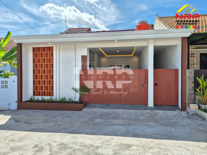  Tampil modern dengan sentuhan elegan, rumah minimalis estetik ini siap jadi inspirasi hunian impian kamuu.  Dijual rumah minimales dan elegan di Pusat Kota Banyuwangi Free Biaya Baliknama dan Pajak  Tampil modern dengan sentuhan elegan, rumah minimalis estetik ini siap jadi inspirasi hunian impian kamuu.&nbsp;
Lokasi sangat strategis di belakang Kampus NRP BANYUWANGI