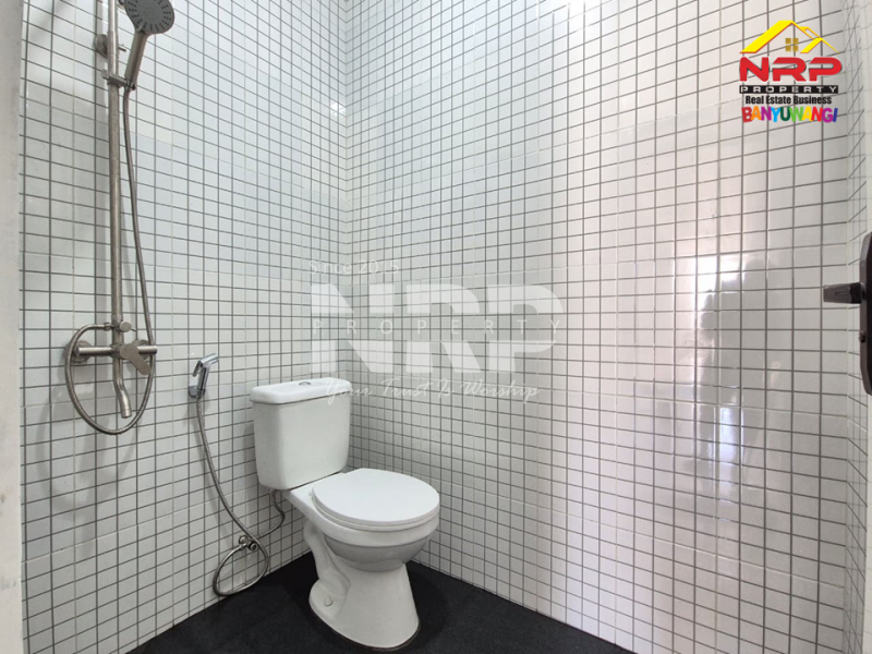  Tampil modern dengan sentuhan elegan, rumah minimalis estetik ini siap jadi inspirasi hunian impian kamuu.  Dijual rumah minimales dan elegan di Pusat Kota Banyuwangi Free Biaya Baliknama dan Pajak  Tampil modern dengan sentuhan elegan, rumah minimalis estetik ini siap jadi inspirasi hunian impian kamuu.&nbsp;
Lokasi sangat strategis di belakang Kampus NRP BANYUWANGI