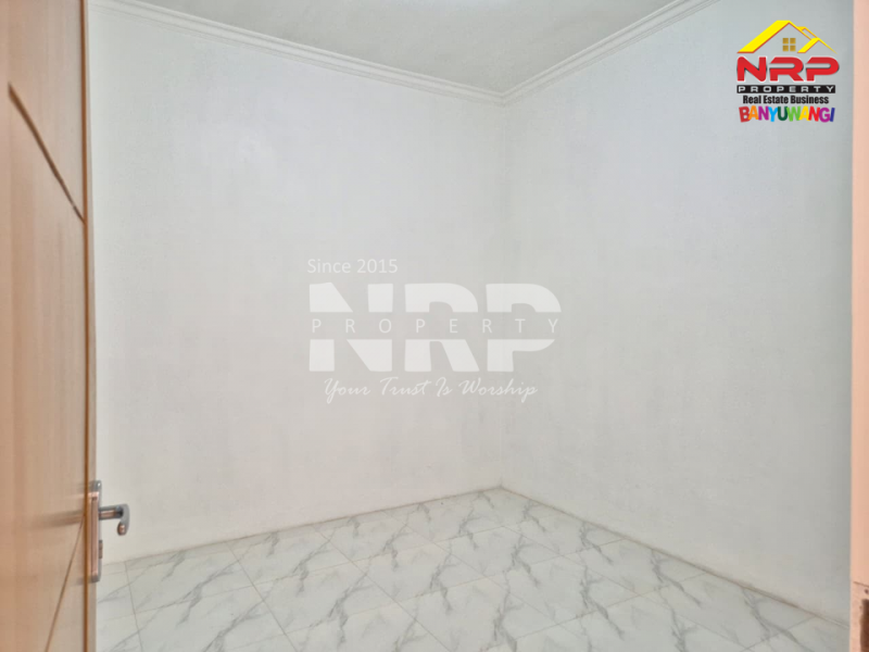  Tampil modern dengan sentuhan elegan, rumah minimalis estetik ini siap jadi inspirasi hunian impian kamuu.  Dijual rumah minimales dan elegan di Pusat Kota Banyuwangi Free Biaya Baliknama dan Pajak  Tampil modern dengan sentuhan elegan, rumah minimalis estetik ini siap jadi inspirasi hunian impian kamuu.&nbsp;
Lokasi sangat strategis di belakang Kampus NRP BANYUWANGI