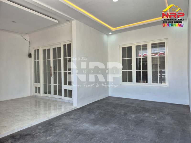  Tampil modern dengan sentuhan elegan, rumah minimalis estetik ini siap jadi inspirasi hunian impian kamuu.  Dijual rumah minimales dan elegan di Pusat Kota Banyuwangi Free Biaya Baliknama dan Pajak  Tampil modern dengan sentuhan elegan, rumah minimalis estetik ini siap jadi inspirasi hunian impian kamuu.&nbsp;
Lokasi sangat strategis di belakang Kampus NRP BANYUWANGI
