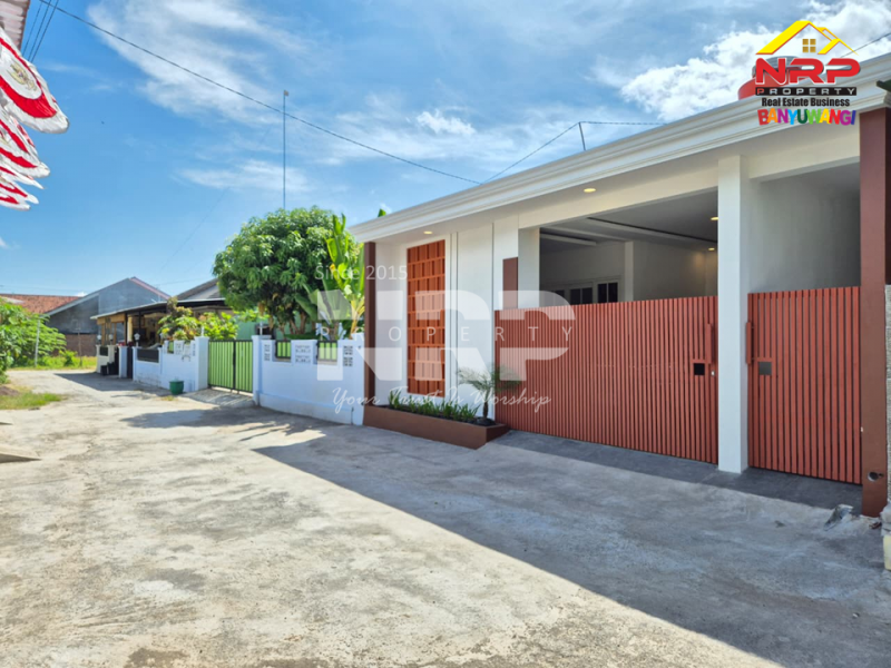  Tampil modern dengan sentuhan elegan, rumah minimalis estetik ini siap jadi inspirasi hunian impian kamuu.  Dijual rumah minimales dan elegan di Pusat Kota Banyuwangi Free Biaya Baliknama dan Pajak  Tampil modern dengan sentuhan elegan, rumah minimalis estetik ini siap jadi inspirasi hunian impian kamuu.&nbsp;
Lokasi sangat strategis di belakang Kampus NRP BANYUWANGI