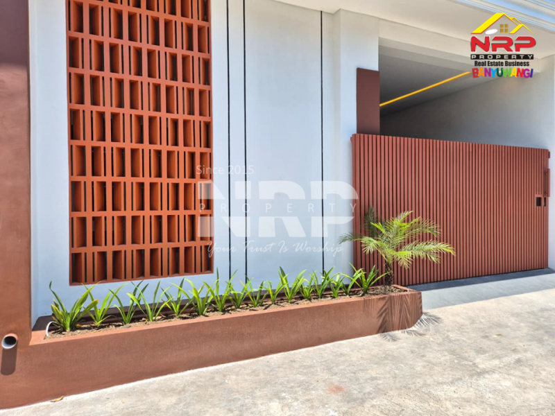  Tampil modern dengan sentuhan elegan, rumah minimalis estetik ini siap jadi inspirasi hunian impian kamuu.  Dijual rumah minimales dan elegan di Pusat Kota Banyuwangi Free Biaya Baliknama dan Pajak  Tampil modern dengan sentuhan elegan, rumah minimalis estetik ini siap jadi inspirasi hunian impian kamuu.&nbsp;
Lokasi sangat strategis di belakang Kampus NRP BANYUWANGI