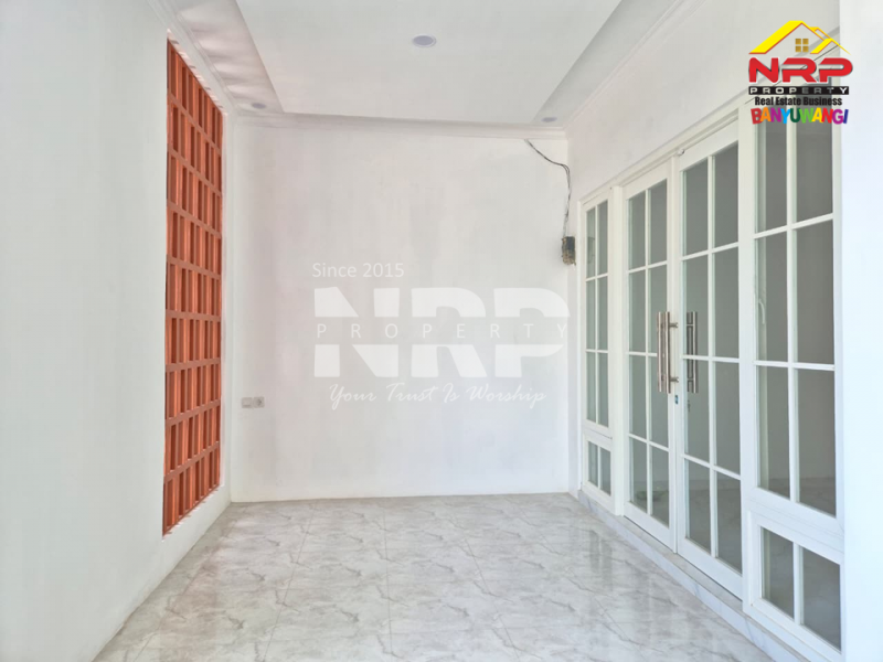  Tampil modern dengan sentuhan elegan, rumah minimalis estetik ini siap jadi inspirasi hunian impian kamuu.  Dijual rumah minimales dan elegan di Pusat Kota Banyuwangi Free Biaya Baliknama dan Pajak  Tampil modern dengan sentuhan elegan, rumah minimalis estetik ini siap jadi inspirasi hunian impian kamuu.&nbsp;
Lokasi sangat strategis di belakang Kampus NRP BANYUWANGI