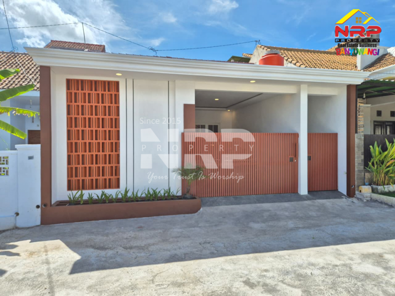  Tampil modern dengan sentuhan elegan, rumah minimalis estetik ini siap jadi inspirasi hunian impian kamuu.  Dijual rumah minimales dan elegan di Pusat Kota Banyuwangi Free Biaya Baliknama dan Pajak  Tampil modern dengan sentuhan elegan, rumah minimalis estetik ini siap jadi inspirasi hunian impian kamuu.&nbsp;
Lokasi sangat strategis di belakang Kampus NRP BANYUWANGI