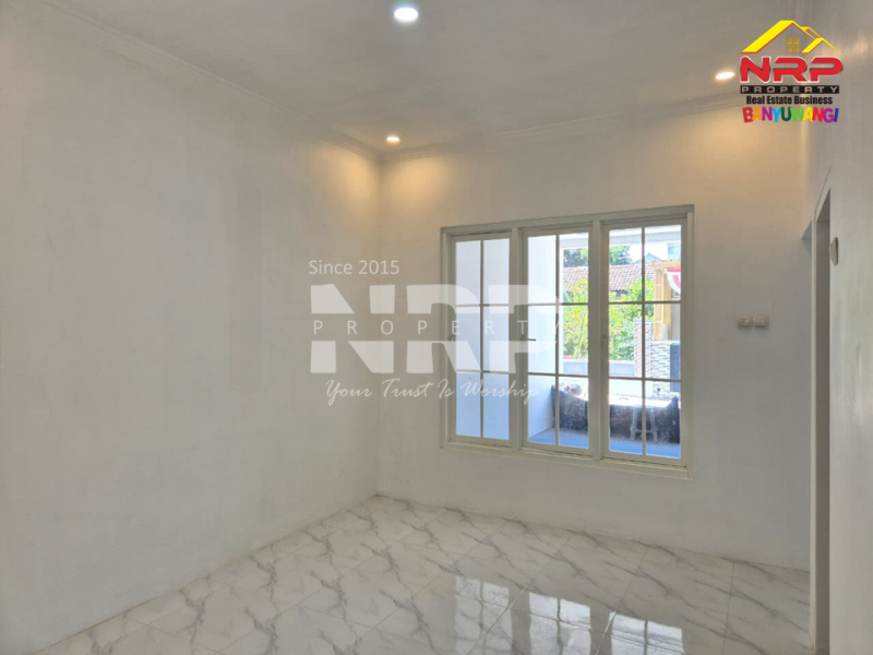  Tampil modern dengan sentuhan elegan, rumah minimalis estetik ini siap jadi inspirasi hunian impian kamuu.  Dijual rumah minimales dan elegan di Pusat Kota Banyuwangi Free Biaya Baliknama dan Pajak  Tampil modern dengan sentuhan elegan, rumah minimalis estetik ini siap jadi inspirasi hunian impian kamuu.&nbsp;
Lokasi sangat strategis di belakang Kampus NRP BANYUWANGI