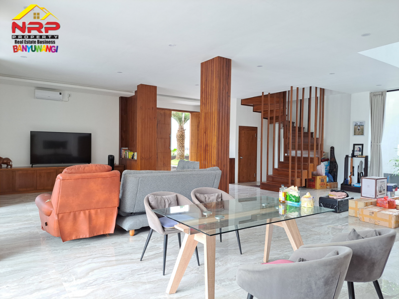 BEAUTIFUL MODERN VILLA WITH RICE FIELD & RIVER VIEW Full Furniture Vila Cantik dan Modern Banyuwangi View Sawah dan Sungai  BEAUTIFUL MODERN VILLA WITH RICE FIELD & RIVER VIEW Full Furniture
Lokasi sangat strategis di Tepi Jl. Tamansuruh - Banyuwangi&nbsp;&nbsp;
Cocok untuk NRP BANYUWANGI