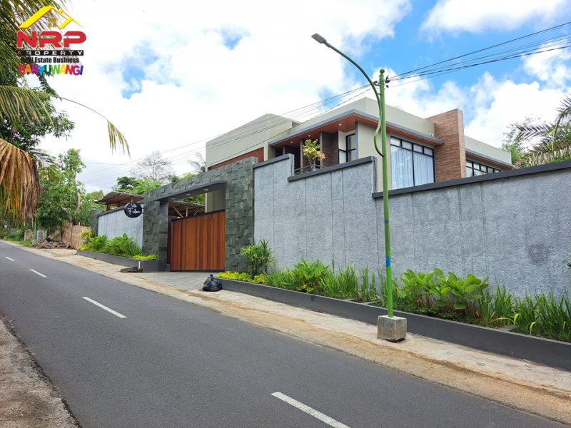 BEAUTIFUL MODERN VILLA WITH RICE FIELD & RIVER VIEW Full Furniture Vila Cantik dan Modern Banyuwangi View Sawah dan Sungai  BEAUTIFUL MODERN VILLA WITH RICE FIELD & RIVER VIEW Full Furniture
Lokasi sangat strategis di Tepi Jl. Tamansuruh - Banyuwangi&nbsp;&nbsp;
Cocok untuk NRP BANYUWANGI