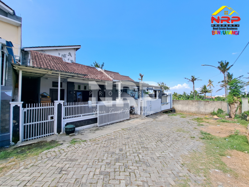 Butuh rumah siap huni ? Lokasi strategis, harga nego, siap langsung pindah.  Jual rumah 1,5 lantai di Kota Banyuwangi  Butuh rumah siap huni ? Lokasi strategis, harga nego, siap langsung pindah.&nbsp;
Rumah 1,5 lantai, Lokasi depan Polresta Banyuwangi, Dekat dengan SDIT AL NRP BANYUWANGI