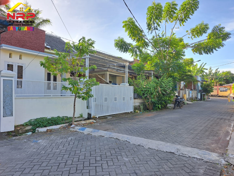 Di Jual Rumah Minimalis Full Furnished siap huni  di Perum Salima Di Jual Rumah Minimalis  Murah 200 Jutaan Full Furnished  Di Jual Rumah Minimalis Full Furnished siap huni&nbsp; di Perum Salima's Square Kalipuro .
Lokasi strategis dekat dengan fasilitas pendidikan dan NRP BANYUWANGI