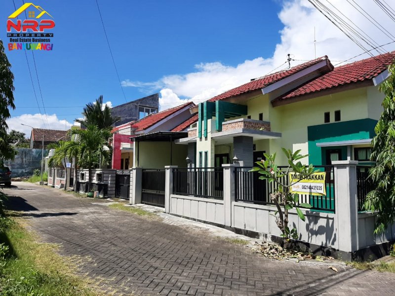 Di Sewakan Rumah Siap Huni Kawasan Strategis, Brawijaya regency Di Sewakan Rumah Siap Huni Kawasan Strategis Banyuwangi  Di Sewakan Rumah Siap Huni di Pusat Kota Banyuwangi. Lokasi di Nol Jalan Brawijaya Banyuwangi Hook Location
Lingkungan Perumahan Aman dan Nyaman

Fasilitas NRP BANYUWANGI