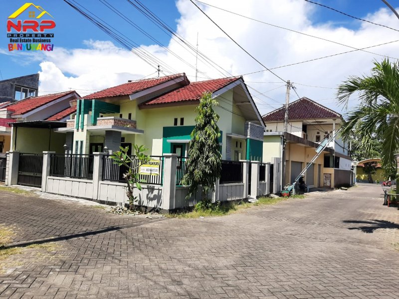 Di Sewakan Rumah Siap Huni Kawasan Strategis, Brawijaya regency Di Sewakan Rumah Siap Huni Kawasan Strategis Banyuwangi  Di Sewakan Rumah Siap Huni di Pusat Kota Banyuwangi. Lokasi di Nol Jalan Brawijaya Banyuwangi Hook Location
Lingkungan Perumahan Aman dan Nyaman

Fasilitas NRP BANYUWANGI