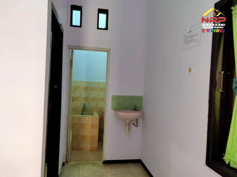 Di Sewakan Rumah Siap Huni Kawasan Strategis, Brawijaya regency Di Sewakan Rumah Siap Huni Kawasan Strategis Banyuwangi  Di Sewakan Rumah Siap Huni di Pusat Kota Banyuwangi. Lokasi di Nol Jalan Brawijaya Banyuwangi Hook Location
Lingkungan Perumahan Aman dan Nyaman

Fasilitas NRP BANYUWANGI