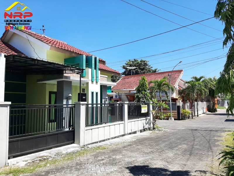 Di Sewakan Rumah Siap Huni Kawasan Strategis, Brawijaya regency Di Sewakan Rumah Siap Huni Kawasan Strategis Banyuwangi  Di Sewakan Rumah Siap Huni di Pusat Kota Banyuwangi. Lokasi di Nol Jalan Brawijaya Banyuwangi Hook Location
Lingkungan Perumahan Aman dan Nyaman

Fasilitas NRP BANYUWANGI