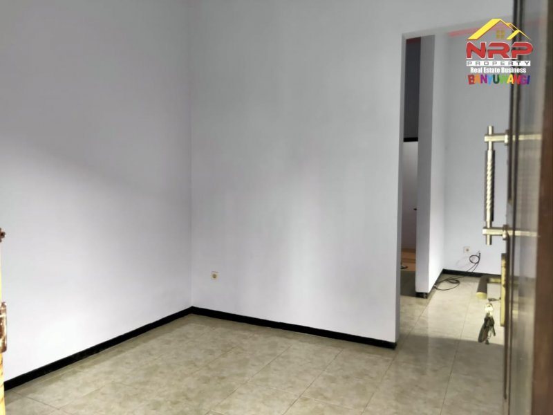 Di Sewakan Rumah Siap Huni Kawasan Strategis, Brawijaya regency Di Sewakan Rumah Siap Huni Kawasan Strategis Banyuwangi  Di Sewakan Rumah Siap Huni di Pusat Kota Banyuwangi. Lokasi di Nol Jalan Brawijaya Banyuwangi Hook Location
Lingkungan Perumahan Aman dan Nyaman

Fasilitas NRP BANYUWANGI