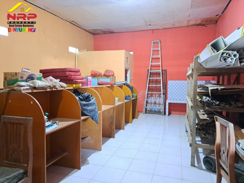Dijual 2 Ruko + Hunian 2 Lantai ditepi Jl. Jembrana - Klatak , Banyuwangi  Dijual 2 Ruko + Hunian 2 Lantai ditepi Jl. Jembrana - Klatak , Banyuwangi  Dijual 2 Ruko + Hunian 2 Lantai ditepi Jl. Jembrana - Klatak , Banyuwangi&nbsp;
Lokasi Sangat Strategis berada di kawasan padat perumahan.&nbsp;
Dekat dengan NRP BANYUWANGI