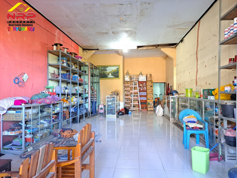 Dijual 2 Ruko + Hunian 2 Lantai ditepi Jl. Jembrana - Klatak , Banyuwangi  Dijual 2 Ruko + Hunian 2 Lantai ditepi Jl. Jembrana - Klatak , Banyuwangi  Dijual 2 Ruko + Hunian 2 Lantai ditepi Jl. Jembrana - Klatak , Banyuwangi&nbsp;
Lokasi Sangat Strategis berada di kawasan padat perumahan.&nbsp;
Dekat dengan NRP BANYUWANGI