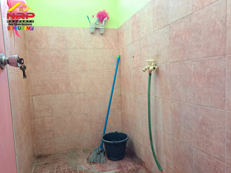 Dijual 2 Ruko + Hunian 2 Lantai ditepi Jl. Jembrana - Klatak , Banyuwangi  Dijual 2 Ruko + Hunian 2 Lantai ditepi Jl. Jembrana - Klatak , Banyuwangi  Dijual 2 Ruko + Hunian 2 Lantai ditepi Jl. Jembrana - Klatak , Banyuwangi&nbsp;
Lokasi Sangat Strategis berada di kawasan padat perumahan.&nbsp;
Dekat dengan NRP BANYUWANGI