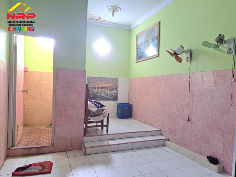 Dijual 2 Ruko + Hunian 2 Lantai ditepi Jl. Jembrana - Klatak , Banyuwangi  Dijual 2 Ruko + Hunian 2 Lantai ditepi Jl. Jembrana - Klatak , Banyuwangi  Dijual 2 Ruko + Hunian 2 Lantai ditepi Jl. Jembrana - Klatak , Banyuwangi&nbsp;
Lokasi Sangat Strategis berada di kawasan padat perumahan.&nbsp;
Dekat dengan NRP BANYUWANGI