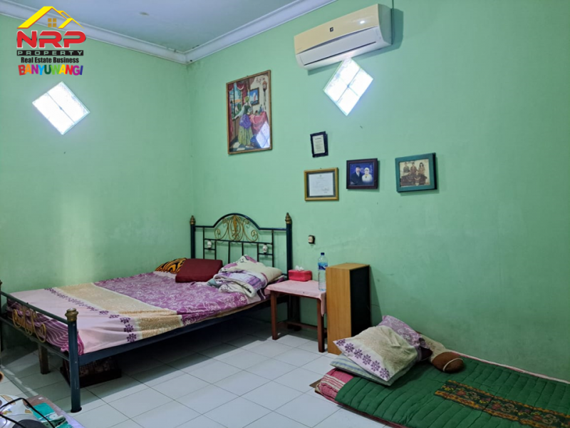 Dijual 2 Ruko + Hunian 2 Lantai ditepi Jl. Jembrana - Klatak , Banyuwangi  Dijual 2 Ruko + Hunian 2 Lantai ditepi Jl. Jembrana - Klatak , Banyuwangi  Dijual 2 Ruko + Hunian 2 Lantai ditepi Jl. Jembrana - Klatak , Banyuwangi&nbsp;
Lokasi Sangat Strategis berada di kawasan padat perumahan.&nbsp;
Dekat dengan NRP BANYUWANGI