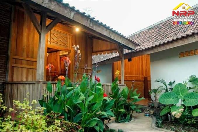 Dijual Home Stay 4 Kamar Lengkap dengan Furniture di Jl. Bawean - Banyuwangi Dijual Home Stay 4 Kamar Lengkap dengan Furniture di Jl. Bawean - Banyuwangi Dijual Home Stay 4 Kamar Lengkap dengan Furniture di Jl. Bawean - Banyuwangi
Hitung nilai tanah saja ( Bangunan dan Rumah Adat Osing Bonus )

LT/LB : NRP BANYUWANGI
