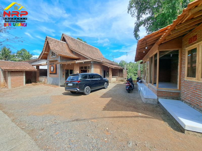 Dijual Restoran atau Caffe di Desa Adat Kemiren - Banyuwangi Dijual Restoran atau Caffe di Desa Adat Kemiren - Banyuwangi Dijual Restoran atau Caffe di Desa Adat Kemiren - Banyuwangi
Lokasi Sangat Stategis si tepi Jalan Utama Kemiren - Banyuwangi
Bangunan Baru Hanya menghitung NRP BANYUWANGI