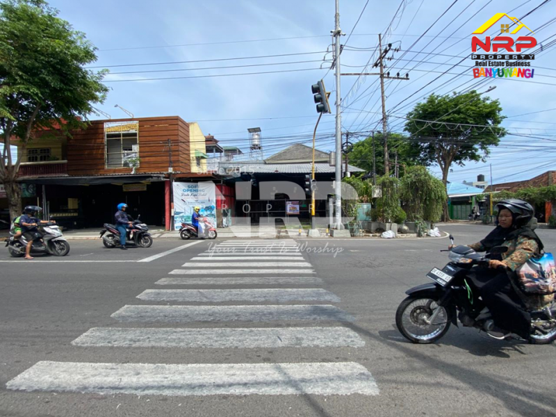 Dijual Ruang usaha di jantung kota Banyuwangi siap menemani perjalanan bisnismu. Dijual Ruang usaha di jantung kota Banyuwangi siap menemani perjalanan bisnismu. Bangun bisnis impianmu dari Tanah di lokasi yang tepat dan Strategis?
Ruang usaha di jantung kota Banyuwangi siap menemani perjalanan bisnismu.
Strategis, NRP BANYUWANGI