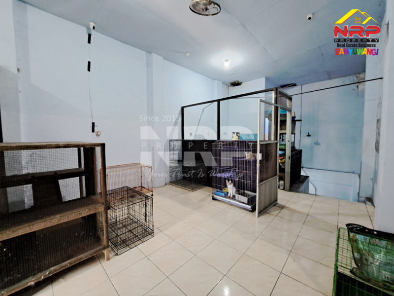 Dijual Ruko 2 Lantai Full Furniture di tepi Jl. Kolonel Sugiono - Banyuwangi  Dijual ruko murah banyuwangi kota  Dijual Ruko 2 Lantai Full Furniture di tepi Jl. Kolonel Sugiono - Banyuwangi&nbsp;
Terletak di Area Bisnis Aktif dan sangat Cocok Untuk Toko, Kantor, Cafe NRP BANYUWANGI
