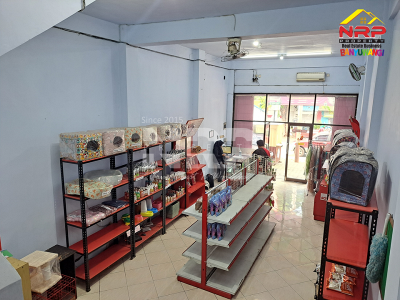 Dijual Ruko 2 Lantai Full Furniture di tepi Jl. Kolonel Sugiono - Banyuwangi  Dijual ruko murah banyuwangi kota  Dijual Ruko 2 Lantai Full Furniture di tepi Jl. Kolonel Sugiono - Banyuwangi&nbsp;
Terletak di Area Bisnis Aktif dan sangat Cocok Untuk Toko, Kantor, Cafe NRP BANYUWANGI