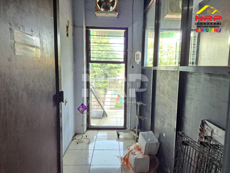 Dijual Ruko 2 Lantai Full Furniture di tepi Jl. Kolonel Sugiono - Banyuwangi  Dijual ruko murah banyuwangi kota  Dijual Ruko 2 Lantai Full Furniture di tepi Jl. Kolonel Sugiono - Banyuwangi&nbsp;
Terletak di Area Bisnis Aktif dan sangat Cocok Untuk Toko, Kantor, Cafe NRP BANYUWANGI