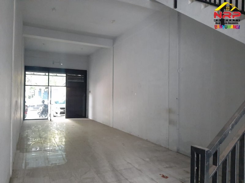 Dijual Ruko 2 Lantai Strategis di Pusat Kota JL. Adi Sucipto - Banyuwangi Dijual Ruko 2 Lantai Strategis di Pusat Kota JL. Adi Sucipto - Banyuwangi Dijual Ruko 2 Lantai Strategis di Pusat Kota JL. Adi Sucipto - Banyuwangi
Lokasi terletak di Ruas Jalan Utama Kota Banyuwangi
Lingkungan Kantor Dinas NRP BANYUWANGI