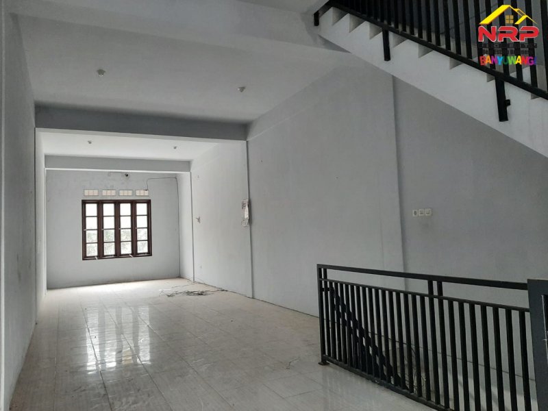 Dijual Ruko 2 Lantai Strategis di Pusat Kota JL. Adi Sucipto - Banyuwangi Dijual Ruko 2 Lantai Strategis di Pusat Kota JL. Adi Sucipto - Banyuwangi Dijual Ruko 2 Lantai Strategis di Pusat Kota JL. Adi Sucipto - Banyuwangi
Lokasi terletak di Ruas Jalan Utama Kota Banyuwangi
Lingkungan Kantor Dinas NRP BANYUWANGI