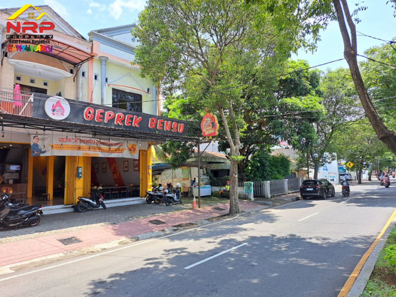 Dijual Ruko 2 Lantai Strategis di Pusat Kota JL. Adi Sucipto - Banyuwangi Dijual Ruko 2 Lantai Strategis di Pusat Kota JL. Adi Sucipto - Banyuwangi Dijual Ruko 2 Lantai Strategis di Pusat Kota JL. Adi Sucipto - Banyuwangi
Lokasi terletak di Ruas Jalan Utama Kota Banyuwangi
Lingkungan Kantor Dinas NRP BANYUWANGI