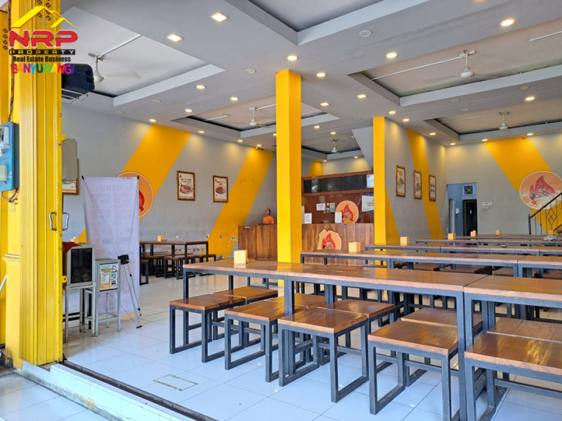 Dijual Ruko 2 Lantai Strategis di Pusat Kota JL. Adi Sucipto - Banyuwangi Dijual Ruko 2 Lantai Strategis di Pusat Kota JL. Adi Sucipto - Banyuwangi Dijual Ruko 2 Lantai Strategis di Pusat Kota JL. Adi Sucipto - Banyuwangi
Lokasi terletak di Ruas Jalan Utama Kota Banyuwangi
Lingkungan Kantor Dinas NRP BANYUWANGI