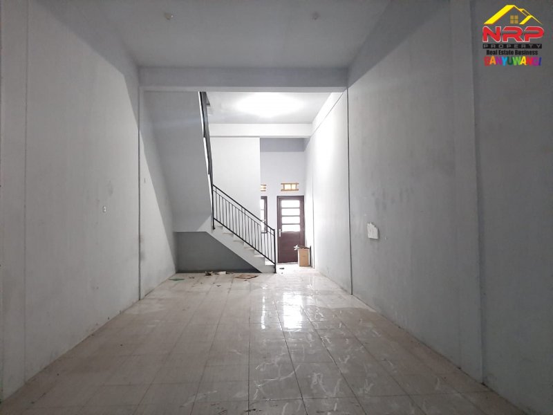 Dijual Ruko 2 Lantai Strategis di Pusat Kota JL. Adi Sucipto - Banyuwangi Dijual Ruko 2 Lantai Strategis di Pusat Kota JL. Adi Sucipto - Banyuwangi Dijual Ruko 2 Lantai Strategis di Pusat Kota JL. Adi Sucipto - Banyuwangi
Lokasi terletak di Ruas Jalan Utama Kota Banyuwangi
Lingkungan Kantor Dinas NRP BANYUWANGI