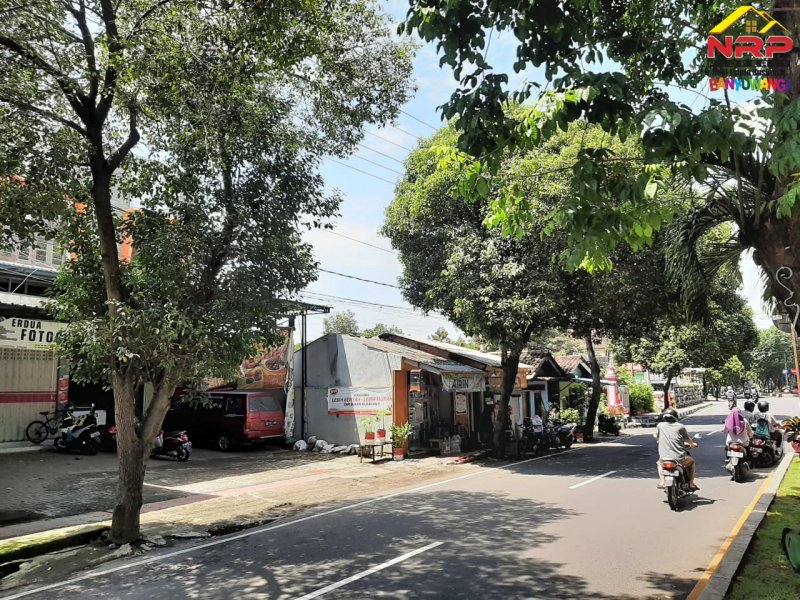 Dijual Ruko 2 Lantai Strategis di Pusat Kota JL. Adi Sucipto - Banyuwangi Dijual Ruko 2 Lantai Strategis di Pusat Kota JL. Adi Sucipto - Banyuwangi Dijual Ruko 2 Lantai Strategis di Pusat Kota JL. Adi Sucipto - Banyuwangi
Lokasi terletak di Ruas Jalan Utama Kota Banyuwangi
Lingkungan Kantor Dinas NRP BANYUWANGI
