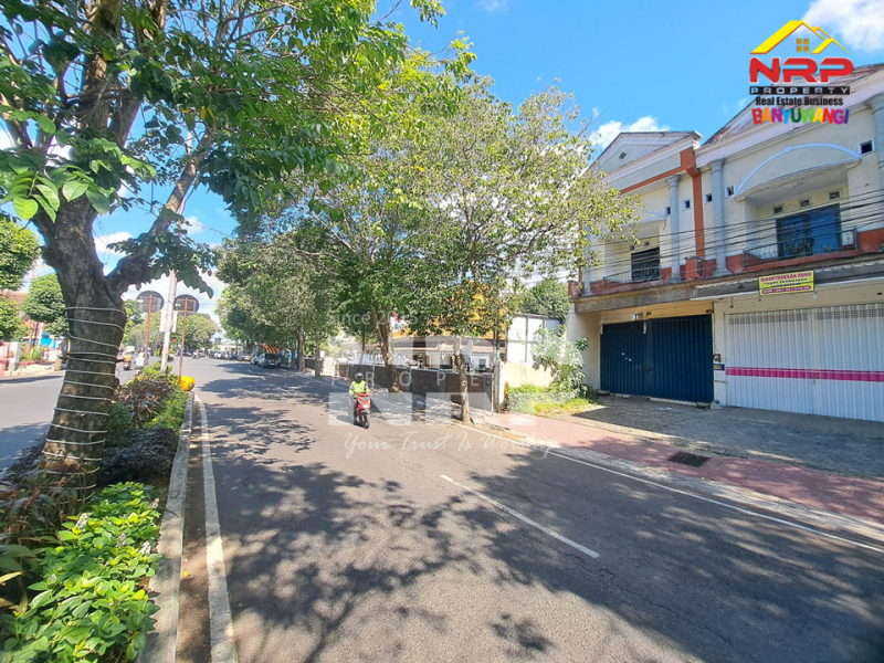 Dijual Ruko 2 Lantai Strategis di Sobo Pusat Kota Banyuwangi Dijual Ruko 2 Lantai Strategis di Sobo Pusat Kota Banyuwangi Dijual Ruko 2 Lantai Strategis di Sobo Pusat Kota Banyuwangi
Lokasi terletak di Ruas Jalan Utama Kota Banyuwangi
Lingkungan Kantor Dinas Pemerintahan, NRP BANYUWANGI