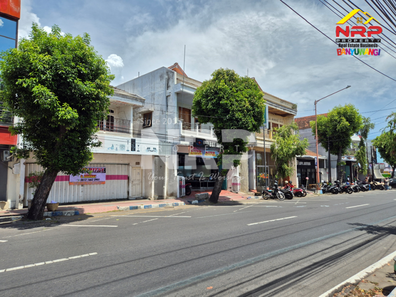 Dijual Ruko 2 Lantai Super Strategis dekat Simpang 5 Banyuwangi Dijual Ruko 2 Lantai Murah Banget di Banyuwangi Kota  Dijual Ruko 2 Lantai Super Strategis dekat Simpang 5 Banyuwangi
Berdiri di pusat keramaian kota, tempat di mana setiap langkah membawa peluang.
Cocok untuk NRP BANYUWANGI
