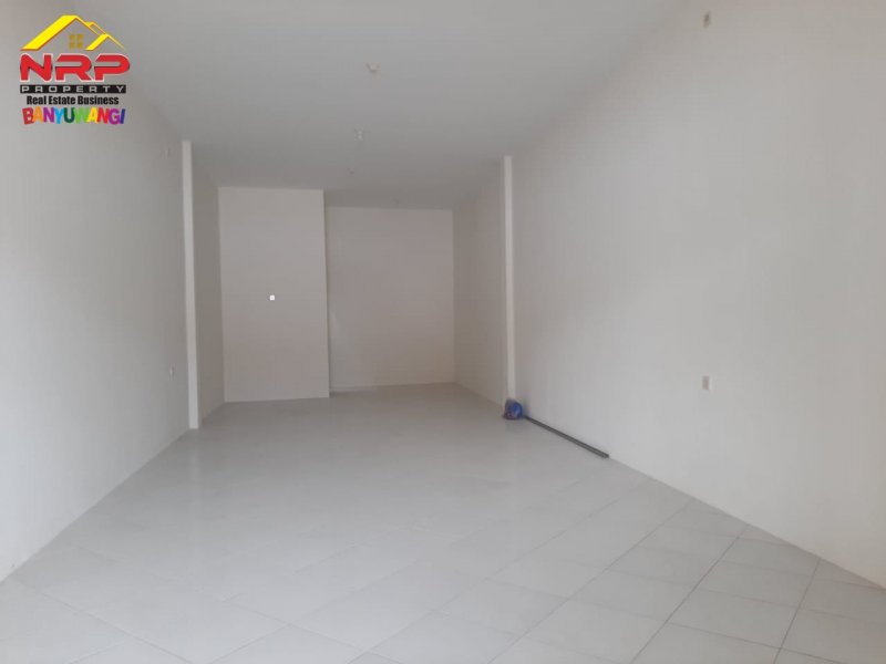 Dijual Ruko Baru Murah di Kertosari, Banyuwangi  Dijual Ruko Strategis di Jln. Ikan Hiu - Kertosari, Banyuwangi  Dijual Ruko Strategis di Jln. Ikan Hiu - Kertosari, Banyuwangi
Terletak di kawasan bisnis aktif, ramai dan padat penduduk. Akses 100 Meter dari Jln. Kolonel NRP BANYUWANGI