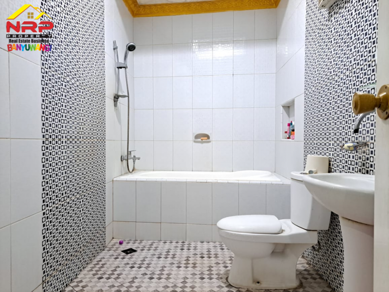 Dijual Ruko dan Rumah  Murah Strategis 2 Lantai di Tepi Jl. Kolonel  Sugiono - Banyuwangi Dijual Ruko dan Rumah  Strategis 2 Lantai di Tepi Jl. Kolonel  Sugiono - Banyuwangi Dijual Ruko dan Rumah&nbsp; Strategis 2 Lantai di Tepi Jl. Kolonel&nbsp; Sugiono - Banyuwangi
Terletak di Area Bisnis Aktif dan sangat Cocok Untuk Ruang Usaha NRP BANYUWANGI