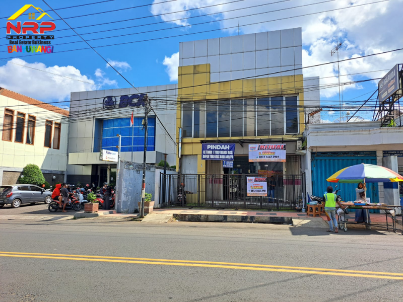 Dijual RUKO Exclusive 3 Lantai  Di Tepi Jalan Raya Genteng - Banyuwangi  Dijual RUKO Exclusive 3 Lantai  Di Tepi Jalan Raya Genteng - Banyuwangi  Dijual RUKO Exclusive 3 Lantai&nbsp; Di Tepi Jalan Raya Genteng - Banyuwangi
Bersebelahan dengan Kantor BCA Genteng, Pusat Bisnis dan Pertokoan yang sangat NRP BANYUWANGI
