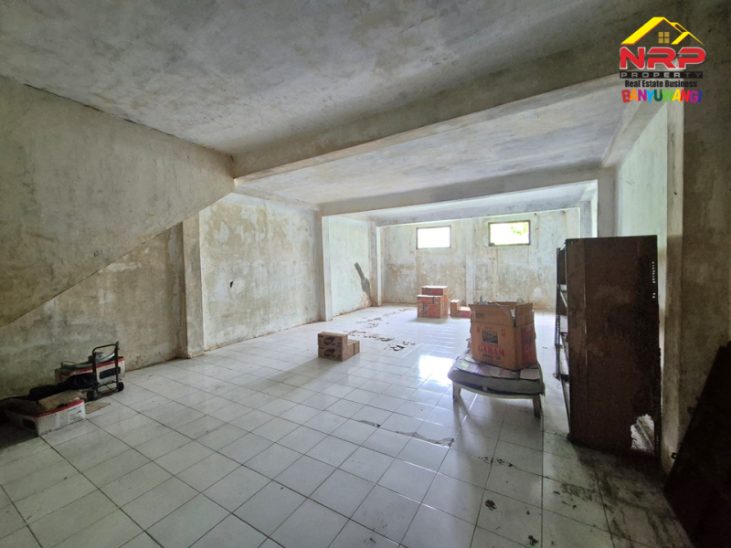 DIJUAL RUKO PROSPEK DI ROGOJAMPI. Lokasi yang tepat selalu jadi kunci usaha yang bertahan lama. DIJUAL RUKO PROSPEK DI ROGOJAMPI. Lokasi yang tepat selalu jadi kunci usaha yang bertahan lama. DIJUAL RUKO PROSPEK DI ROGOJAMPI. Lokasi yang tepat selalu jadi kunci usaha yang bertahan lama.
Ruko ini berada di kawasan Rogojampi, area dengan aktivitas NRP BANYUWANGI