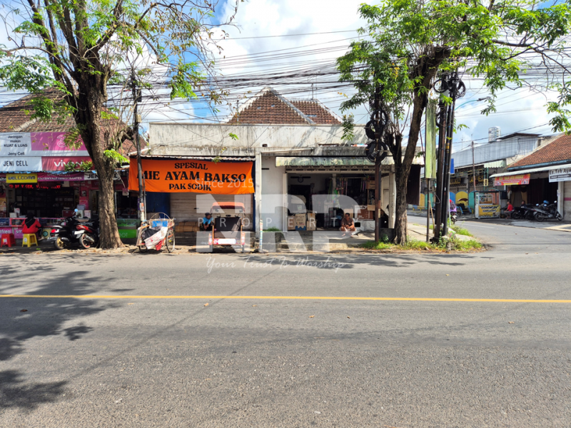 DIJUAL RUKO PROSPEK DI ROGOJAMPI. Lokasi yang tepat selalu jadi kunci usaha yang bertahan lama. Dijual ruko murah dan prospek di Rogojampi Banyuwangi  DIJUAL RUKO PROSPEK DI ROGOJAMPI. Lokasi yang tepat selalu jadi kunci usaha yang bertahan lama.
Ruko ini berada di kawasan Rogojampi, area dengan aktivitas NRP BANYUWANGI