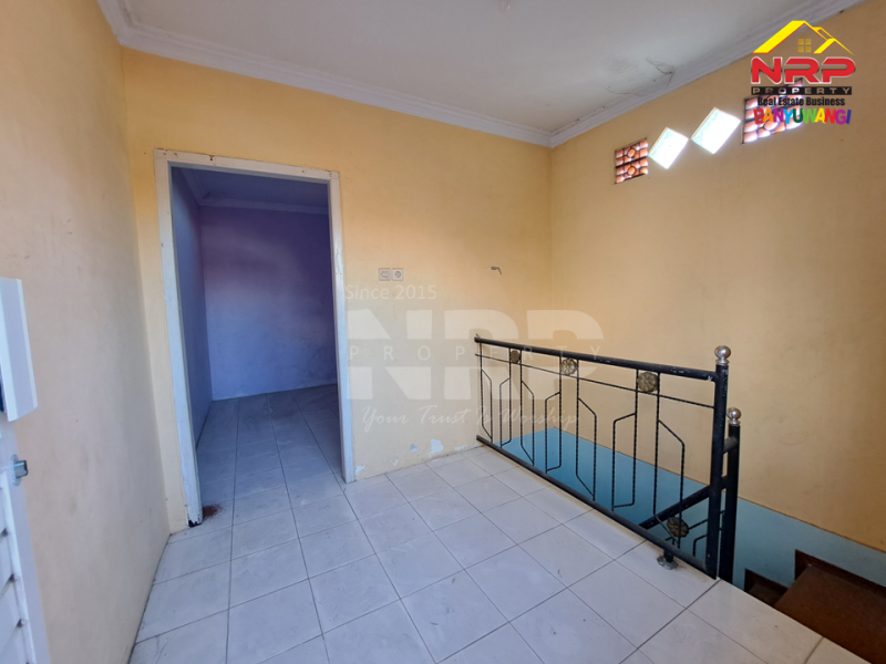 Dijual Rumah 1,5 Lantai di Perum. Sukowidi - Banyuwangi  Dijual rumah 200 jutaan di banyuwangi  Dijual Rumah 1,5 Lantai di Perum. Sukowidi - Banyuwangi&nbsp;
Berada di sebelah Hotel Ilira Banyuwangi. Akes Jl. Yos Sudarso, Klatak - NRP BANYUWANGI