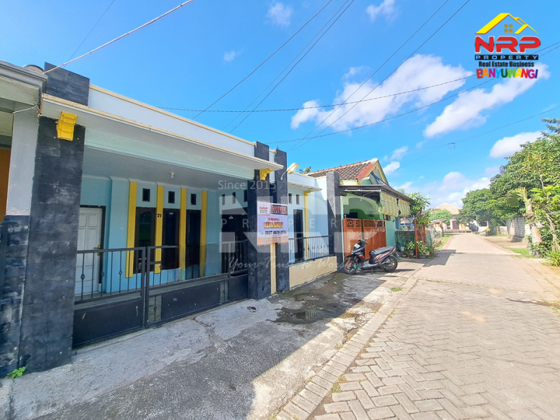 Dijual Rumah 1,5 Lantai di Perum. Sukowidi - Banyuwangi  Dijual rumah 200 jutaan di banyuwangi  Dijual Rumah 1,5 Lantai di Perum. Sukowidi - Banyuwangi&nbsp;
Berada di sebelah Hotel Ilira Banyuwangi. Akes Jl. Yos Sudarso, Klatak - NRP BANYUWANGI