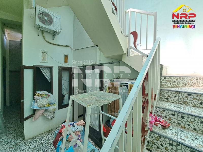 Dijual rumah 1,5 lantai di Sobo - Banyuwangi  Dijual rumah 1,5 lantai di Sobo - Banyuwangi  Cari rumah di lokasi yang dekat pusat kota, akses mudah, dan lingkungan nyaman?
Rumah ini bisa jadi pilihan terbaik untuk hunian keluargamu
Dijual rumah 1,5 NRP BANYUWANGI