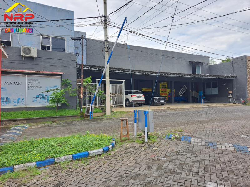 Dijual Rumah 2 Lantai  + Usaha Karaoke Keluarga di Depan Hotel Kokoon - Banyuwangi  Dijual Rumah 2 Lantai  + Usaha Karaoke Keluarga di Depan Hotel Kokoon - Banyuwangi  Dijual Rumah 2 Lantai&nbsp; + Usaha Karaoke Keluarga di Depan Hotel Kokoon - Banyuwangi&nbsp;
Lokasi Sangat Strategis di Lingkungan yang Sedang Berkembang. NRP BANYUWANGI