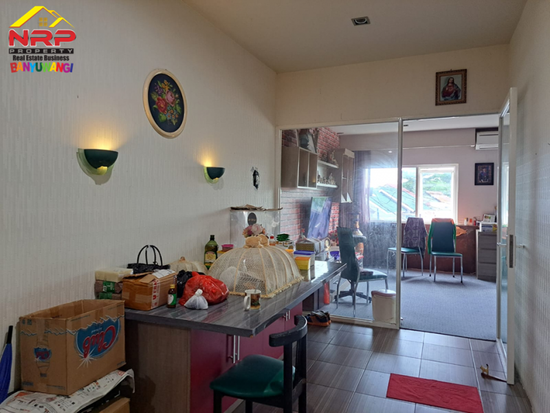 Dijual Rumah 2 Lantai  + Usaha Karaoke Keluarga di Depan Hotel Kokoon - Banyuwangi  Dijual Rumah 2 Lantai  + Usaha Karaoke Keluarga di Depan Hotel Kokoon - Banyuwangi  Dijual Rumah 2 Lantai&nbsp; + Usaha Karaoke Keluarga di Depan Hotel Kokoon - Banyuwangi&nbsp;
Lokasi Sangat Strategis di Lingkungan yang Sedang Berkembang. NRP BANYUWANGI